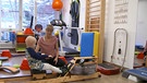 Ein kleiner Patient der Kinderontologie in Erlangen bei Sportübungen, sie sollen Muskeln wiederaufbauen und Appetit generieren. | Bild: BR