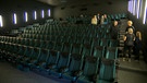 Menschen im Kinosaal schauen sich die Stühle an. | Bild: BR
