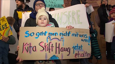 Demonstration von Kindern und Eltern zum Erhalt einer Kita in Würzburg. | Bild: BR