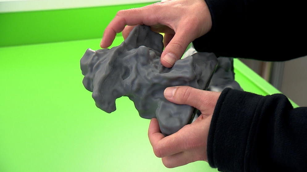 Um Menschen mit eingeschränktem Sehvermögen Kunst näherzubringen, stellt das Kunstmuseum Bayreuth 3D-Modelle zum Anfassen bereit.  | Bild: BR