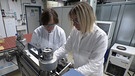 Zwei Frauen im Labor. | Bild: BR