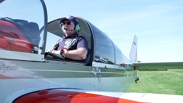 Einer der ehreamtlichen Piloten, der im Sommer, die Luftbeobachter über die Wälder fliegt. | Bild: BR