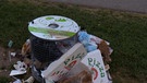 Müll in und neben einem Mülleimer. | Bild: BR