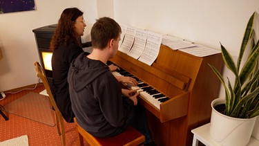 Mann und Frau spielen klavier. | Bild: BR