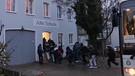 Schüler laufen in "Alte Schule" hinein. | Bild: BR