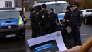 Flyer mit der Aufschrift "Die Kriminalpolizei sucht Zeugen". | Bild: BR