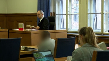 Der Angeklagte sitz im Amtsgericht Nürnberg. | Bild: BR
