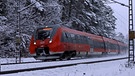 Zug fährt durch Schneelandschaft. | Bild: BR