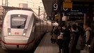 Ein ICE fährt in den Nürnberger Hauptbahnhof ein. Auf dem Gleis sind einige Reisenden bereit für den Osterurlaub. | Bild: BR