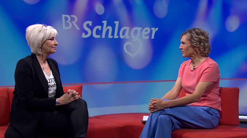Moderatorin Julia Büchler im Gespräch mit Sängerin Claudia Jung. | Bild: BR