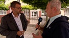 BR-Reporter Albrecht Rauh im Gespräch mit dem Miltenberger Landrat, Jens Marco Scherf (Bündnis 90/Grüne). | Bild: BR