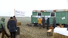 Die Bauern-Bürger-Sprechstunde von Biobauern Jens Keim in Feuchtwangen mit einigen Interessierten Bürgern. | Bild: BR