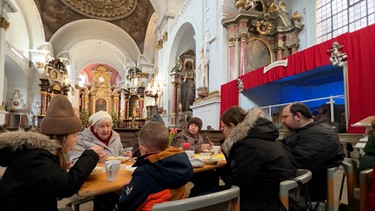 Ein paar der Suppenhungrigen in der St. Martinskirche in Bamberg. | Bild: BR