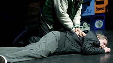 Ein Mann liegt auf dem Boden. | Bild: BR
