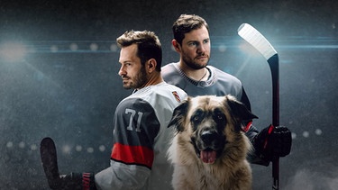 Zwei Eishockeyspieler der Nürnberg Bears zusammen mit Hündin Mira. | Bild: BR