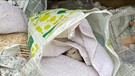 Eine tote Katze liegt eingewickelt im Müll des Ansbacher Tierheims. | Bild: BR