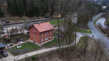Das umgebaute Bahnhofshaus, von oben gefilmt. | Bild: BR