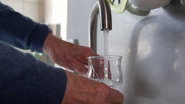 Ein Glas wird mit Wasser gefüllt. | Bild: BR