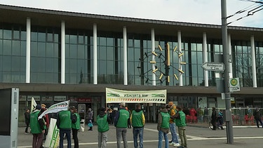 Mitglieder der GDL Würzburg beim Streiken. | Bild: BR