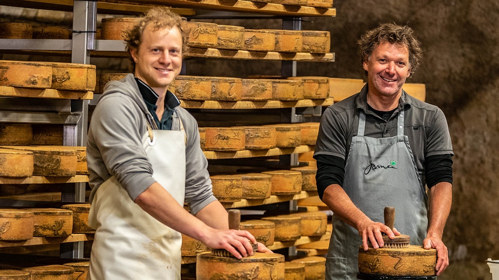 Martin Rößle und Thomas Breckle, Käse-Affineur, in Ihrem Kellergewölbe in Kempten | Bild: André Goerschel