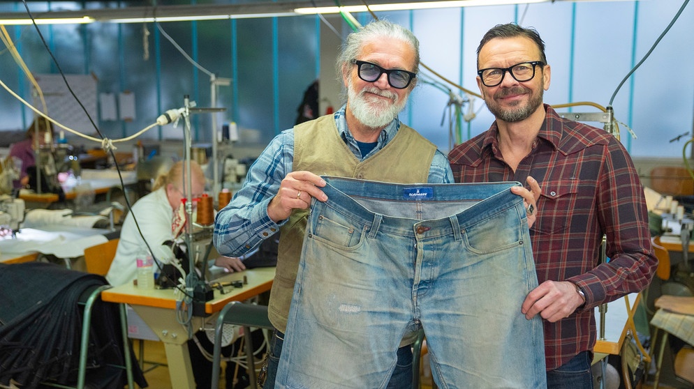 Guido Wetzels und Christian Hampel haben ihren Traum verwirklicht - die Blaumann-Jeans made in Germany.  | Bild: André Goerschel