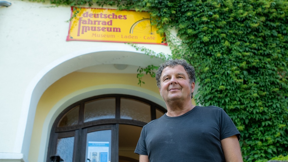 Ivan Sojc, Fahrrad-Sammler aus Leidenschaft, vor seinem Fahrrad-Museum in einer Jugendstil-Villa in Bad Brückenau | Bild: André Goerschel