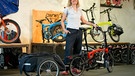 Saskia mit einem Faltrad-Modell mit Anhänger | Bild: André Goerschel