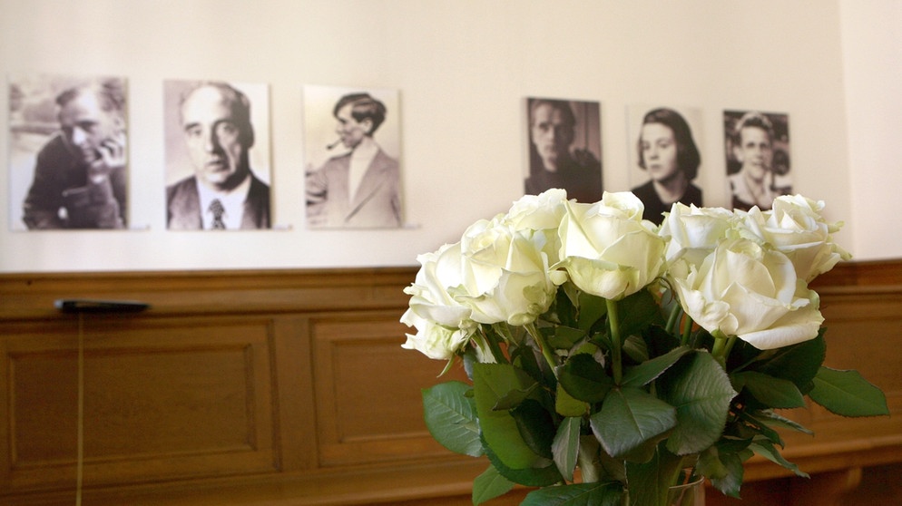 Ein Strauß weißer Rosen illustriert die Ausstellung zur gleichnamigen NS-Widerstandsgruppe  | Bild: picture-alliance/dpa