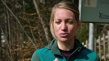 Physiotherapeutin Hannah Stoess zeigt die Lippenbremse. | Bild: Screenshot BR