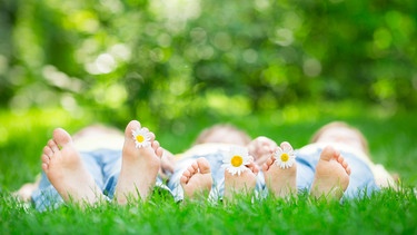Familie, barfuß, Füße im Gras | Bild: stock.adobe.com/Sunny studio