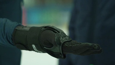 Eiskunstlauf: vielseitiger Sport für Jung und Alt - Handgelenkschoner | Bild: BR