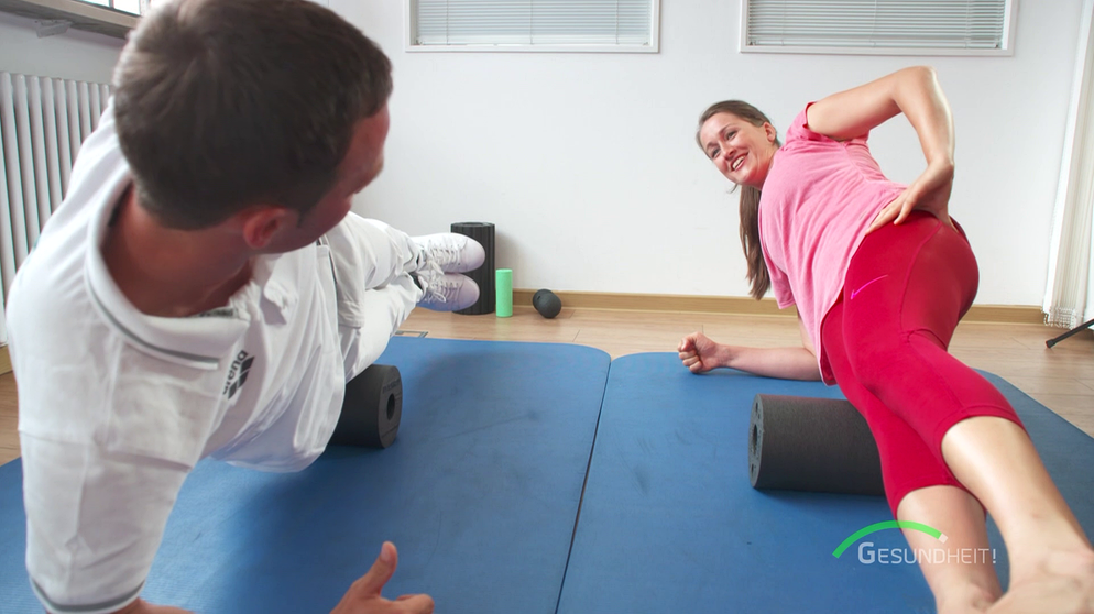 Faszien-Fitness mit der Faszienrolle: Reporterin Veronika Keller und Physiotherapeut Jan Frieling | Bild: BR