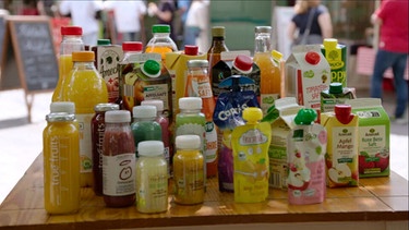 Symbolbild: viele verschiedene Fruchtsäfte in Flaschen. | Bild: BR