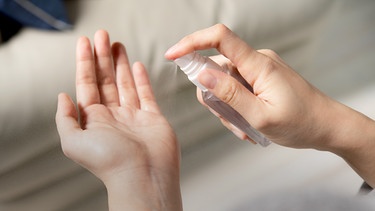 Symbolbild Handdesinfektion: Hände werden mit einem Spray eingesprüht. | Bild: colourbox.com