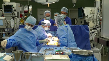 Chirurgen während einer Herz-OP | Bild: BR