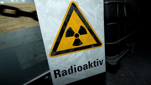 An einer Kette hängt in der Schachtanlage Asse ein Warnschild mit der Aufschrift «Radioaktiv».  | Bild: dpa-Bildfunk/Sebastian Gollnow