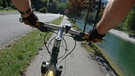 Die Hände eines Fahrradfahrers am Lenker | Bild: picture-alliance/dpa