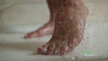 Füsse in der Dusche  | Bild: BR