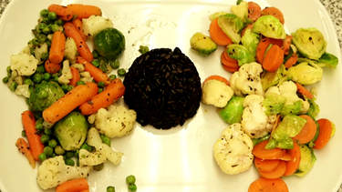 Foto der angeichteten Gemüsepfanne mit schwarzem Reis in der Mitte. | Bild: BR