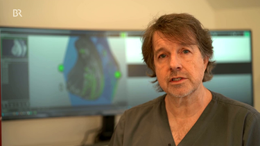 Portraitbild von Dr. med. dent. Claudio Cacaci, Fachzahnarzt für Oralchirurgie und Implantologie, München. | Bild: BR