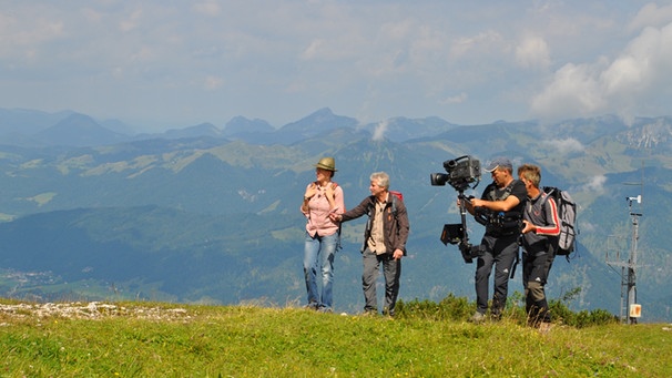 Martina Schwarzmann mit Werner Schmidbauer und einem Kamerateam beim Gipfeltreffen | Bild: BR/Werner Schmidbauer
