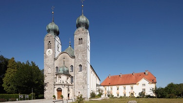 Glockenläuten aus der Stiftskirche Baumburg im Chiemgau. | Bild: picture alliance / imageBROKER | Martin Siepmann