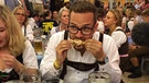 Rainer Maria Jilg isst ein Hendl beim Experiment "24 Stunden auf der Wiesn mit 50 Euro" | Bild: BR