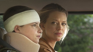 Im Auto: Charleen (Jasna Fritzi Bauer) mit ihrer Mutter Sabine (Heike Makatsch) | Bild: NFP