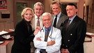 US-Schauspieler Robert Vaughn  (rechts) mit "Diagnosis Murder"-Kollegen (1997) | Bild: dpa/picture-alliance