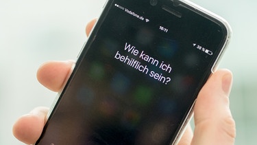 Smartphone mit Siri | Bild: picture-alliance/dpa