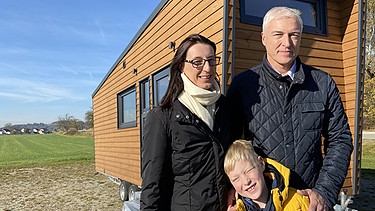 Familie Mörtlbauer vor ihrem neuen Tiny House | Bild: BR/Caroline Hofmann