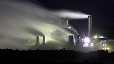 Beleuchtete Geothermalkraftwerke in der Nacht | Bild: picture alliance / Chris Wallberg