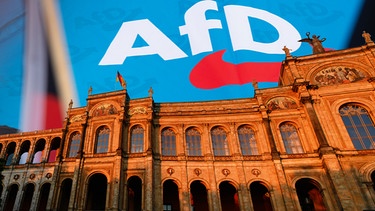 Bayerischer Landtag darüber schwebt das AfD-Logo | Bild: BR/Lisa Hinder und picture alliance / NurPhoto | Ying Tang