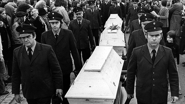Gudrun Ensslin, Andreas Baader und Jan Carl Raspe werden am 27.10.1977 auf dem Stuttgarter Dornhalden-Friedhof in einer gemeinsamen Grabstelle beigesetzt | Bild: picture-alliance/dpa